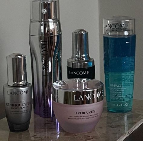 Lancome Skincare, Beauty Care Routine, Lancome Makeup, Makeup Store, Pretty Skin Care, Best Skincare Products, Bath And Body Care, Skin Care Kit, Luxury Makeup