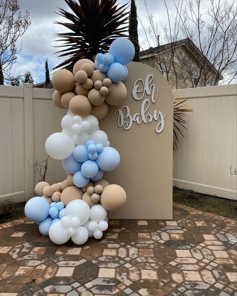 Mom To Be Backdrop, Arch With Balloon Garland, Babyshower Background Boy, Simple Balloon Arch Baby Shower Boy, Balloon Chiara Backdrop, Backdrop For Balloon Arch, Balloon Arch For Baby Shower Boy, Backdrop Arch With Balloons, Wood Arch Backdrop With Balloons