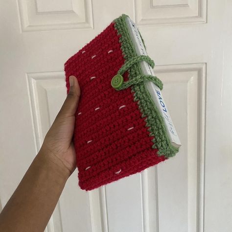 Knit Book Sleeve Pattern, Knitted Kindle Cover, Ipad Pouch Crochet, Crochet Books Sleeve, Crochet Gifts To Make, How To Crochet A Book Sleeve, Book Pouch Crochet, Crocheted Book Sleeve, Book Crochet Ideas