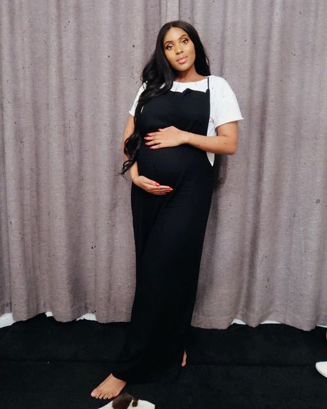 The 10 Times Linda Mtoba's Preggo Style Was Undeniably Incredibly Chic! | BN Style Linda Mtoba, Maternity Styles, Baby Shower Dress, White Baby Showers, Preggo Fashion, Cute Maternity Outfits, Ready To Pop, Almost Ready, Baby Shower Dresses