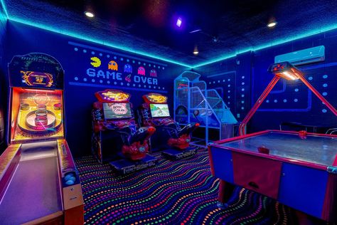 Arcade Design, Gaming Shop, Garage Game Rooms, Gaming Bedroom, Basement Games, Florida Villas, Pony Games, Arcade Room, Tv Lg