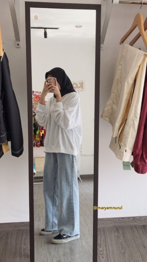 Ootd Hoodie Oversize Hijab, Sweater Oversized Hijab, Ootd Sweater Oversize Hijab, Crewneck Outfit Hijab, Ootd Sweater Oversize, Ootd Crewneck, Sweater Outfits Hijab, Outfit Sweater Oversize, Jeans Outfit Hijab