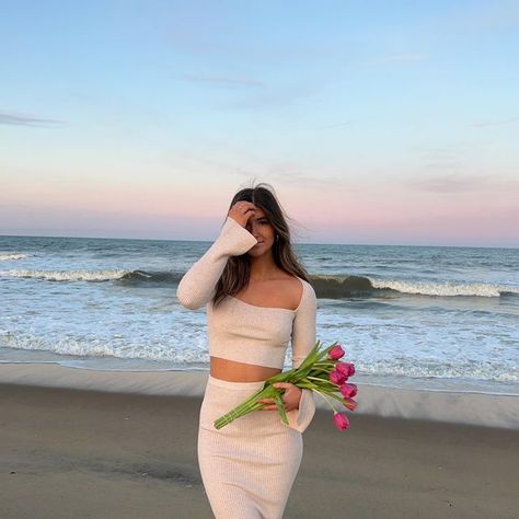 Alexis on Instagram: "Sunsets & tulips = two things that make me happy 🌷🙈💌 Set is: @revolve . . . . Beach sunset, beach outfit, spring fashion, spring outfit, outfit ideas, ootd, fashion inspo, neutral style, cozy outfit, outfit inspo, casual style, Pinterest outfit, Pinterest style, minimal style, neutral outfit, vsco girl, Pinterest girl" Birthday Beach Outfit Dresses, Beach Cozy Outfit, Beach Birthday Outfit Ideas, Casual Beach Pictures, Bday At The Beach, Beach Picnic Outfit Ideas, Beach Pictures Birthday, Beach Ootd Ideas, Summer Aesthetic Outfit Beach