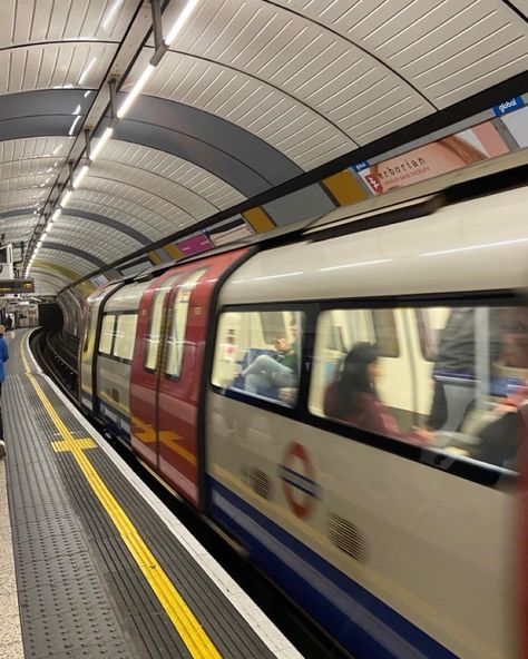 Uk highlights 🇬🇧♥️ London Subway Aesthetic, London Collage, London Subway, Uk Aesthetic, London Ideas, Wishing Star, London Visit, England Aesthetic, Aesthetic London