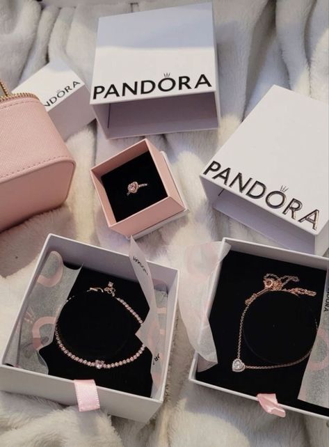 not my photo Tas Gucci, Pandora Bracelet Charms Ideas, Flipagram Instagram, Luxury Lifestyle Dreams, Jewelry Accessories Ideas, Pink Girly Things, Pandora Bracelet Charms, Money And Happiness, Expensive Jewelry