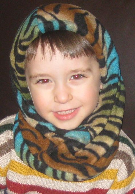 The boys need their own balaclavas so they quit stealing their dad's! Easy looking tutorial. Fleece Accessories, Fleece Diy, Fleece Hat Pattern, Fleece Sewing Projects, Fleece Balaclava, Fleece Crafts, Fleece Projects, Neck Gator, Face Mas