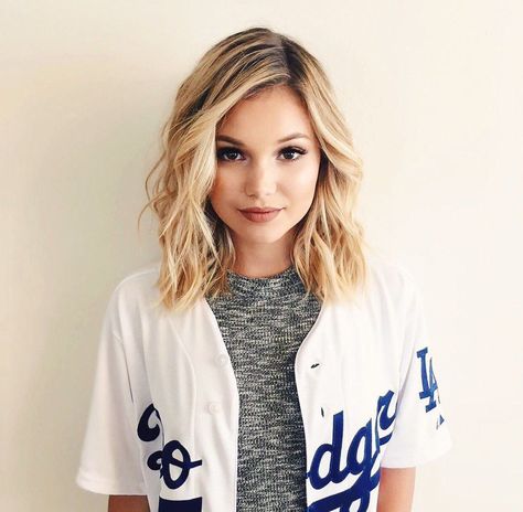 Once upon time olivia holt hija malefica mal es una lider tiene lo mejo amigos entonce con gran vida sus madre mal tiene sus libro magia en todos cumpla mal Wavy Bob Long, Cute Bob Haircuts, Blonde Lob, Wavy Bob Haircuts, Short Shag Hairstyles, Shaggy Bob, Olivia Holt, Long Bob Haircuts, Lob Haircut