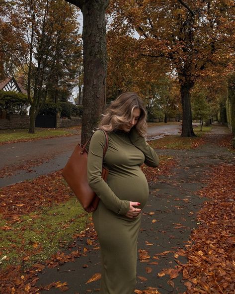 Pregnacy Fashion, Pregnancy Fashion Fall, Fall Maternity Outfits, Cute Pregnancy Pictures, Pregnancy Belly Photos, Maternity Photo Outfits, Aesthetic Vogue, Trendy Maternity Outfits, Preggo Fashion