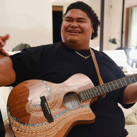 Introduction to American Idol 21 Winner Iam Tongi – Welcome to our comprehensive article on Iam Tongi, a rising music star who gained popularity through his participation in the 21st season of American Idol. In this article, we will delve into Iam Tongi’s background, age, parents, biography, songs, net worth, and career. Let’s explore the ... Read more S Background, American Idol Contestants, Celebrity Facts, Old Music, Old Singers, Talent Show, American Idol, Original Song, Music Star