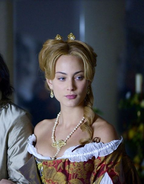 17 Century Dress, Nora Arnezeder, Sarah Gadon, Tv Show Couples, Fashion Background, Enchanted Garden, Hair Reference, Gala Dresses, Historical Costume