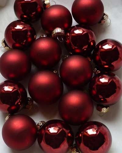 Burgandy Christmas Tree Ideas, Maroon Christmas, Color Tinto, Christmas Burgundy, Red And Gold Christmas Tree, Color Borgoña, Pink Tree, December Wedding, Cottage Christmas