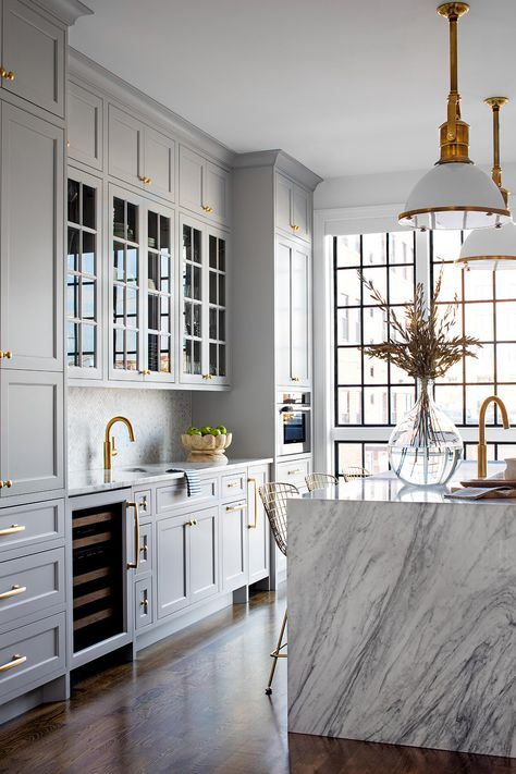 Gold Kitchen Hardware, White Marble Kitchen, Grey Kitchen Designs, Desain Furnitur Modern, Kitchen Storage Solutions, Grey Kitchen Cabinets, Grey Kitchens, Kitchen Inspiration Design, Kitchen Marble