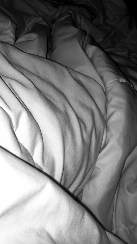 B & W Gud Night Snap, Snapchat Picture Night Bed, Laying In Bed Snap, Bed Snap, Good Night Snap, Chilling In Bed, Bed Selfie, Bed Night, Bed Picture