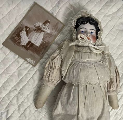 Vintage Dolls Aesthetic, Creepy References, Pale Blue Eyes, Vintage Porcelain Dolls, Doll Aesthetic, Haunted Dolls, Old Stuff, Gothic Dolls, Victorian Dolls