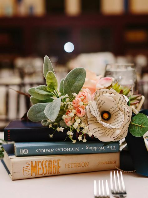 Low Wedding Centerpiece Ideas Vintage Book Centerpiece, Book Wedding Centerpieces, Diy Table Decorations, Small Wedding Centerpieces, Home Centerpieces, Table Decorations For Home, Low Wedding Centerpieces, Short Centerpieces, Centrepiece Ideas