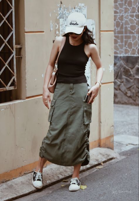 Army Green Midi Skirt Outfit, Army Green Maxi Skirt Outfit, Black Cargo Long Skirt Outfit, Green Army Skirt Outfit, Army Green Cargo Skirt, Army Green Cargo Skirt Outfit, Long Skirt Outfits Green, Vietnam Outfits Style, Black Cargo Skirt Outfit Street Styles