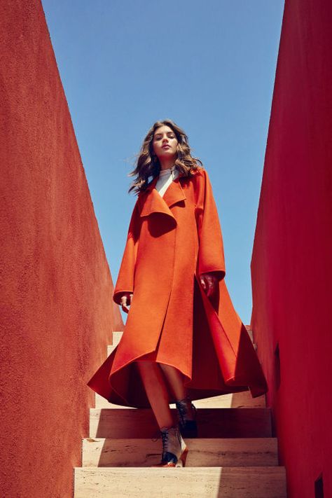 Who says fall fashion can't be bright and colorful? See the best, bold and brightest fall fashions of the season: Pose Mode, Mode Poses, Fashion Fotografie, Valery Kaufman, Moda Do Momento, Fall Fashion Coats, Mode Editorials, Fotografi Editorial, Bright Fashion