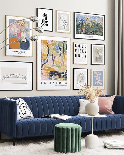 Colorful Art gallery wall - Classic art living room Cushion Combinations, Hallway Gallery Wall, Elegant Home Office, Above Couch, Classic Art Prints, Gallery Wall Inspiration, Living Room White, Bedroom Layouts, Wall Gallery