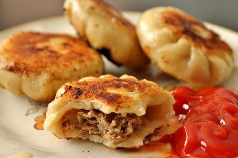 Cheeseburger Dumplings, Asian Dumplings, Month Of February, Creative Cooking, Fun Dinners, Caramelized Onions, Classic American, Main Dish Recipes, Creative Food