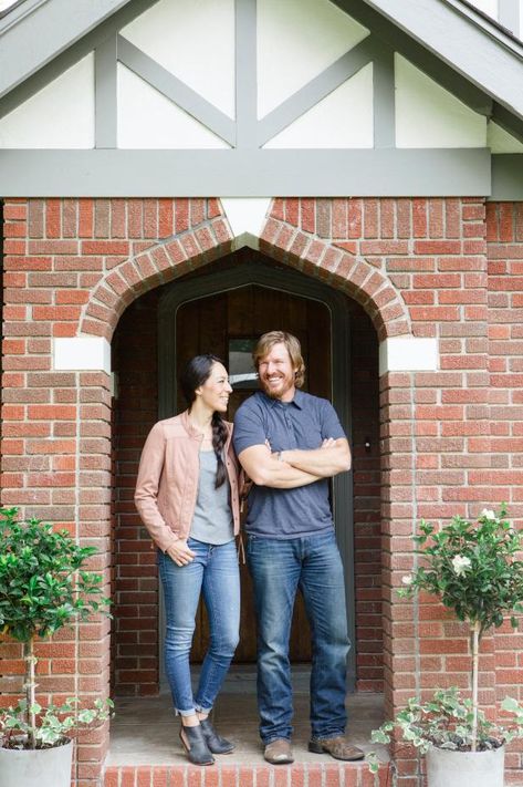 Chip and Joanna Gaines announce their latest project — a beautifully restored colonial style home that will open as a vacation rental property. Tudor Revival House Exterior, Small Tudor Style Homes, Tudor Exterior Paint, Exterior House Brick, Tutor Style Homes, Fixer Upper Designs, Tudor Decor, Tudor House Exterior, Tudor Kitchen