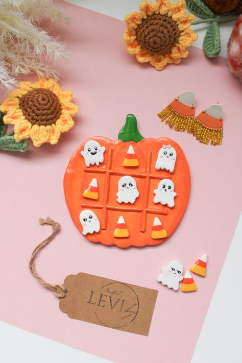 Looks like we got something sweeter than candy! Please welcome out newst member of tic tac toe board: Spooky Board 👉🏼Board & Charms dimension: Width: 5 inches Height: 5 inches Charms: 0.75-1 inch ❤️ Handmade | Ready to ship 🛍 What's in the box: 1x pumpkin board 1x small pouch to store the charms 6x small cute ghost charms 6x small candy corn charms 1x small easel to display the board only (for table/room decoration) Due to the handmade nature of our products, there may be slight variations in