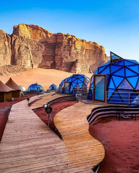 Wadi Rum Jordan, Geodesic Dome Homes, Jordan Photos, Bubble Tent, Destin Hotels, Wadi Rum, Dome House, Luxury Camping, Beautiful Hotels