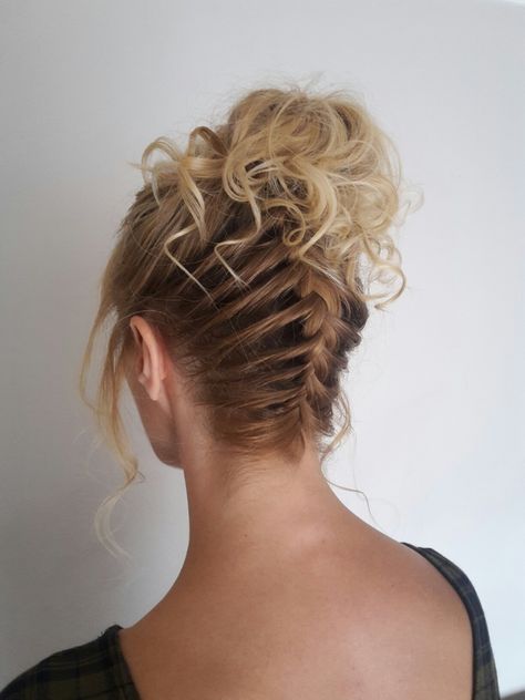 Upside downbraid #frenchbraid #curls #braidedupdo Upside French Braid, French Braid Upside Down, Under Braid Bun, Upside Down Braided Hairstyles, Upside Down Braid Updo, Waterfall Braid Updo, Braid Updo Tutorial, Upside Down French Braid, Under Braids