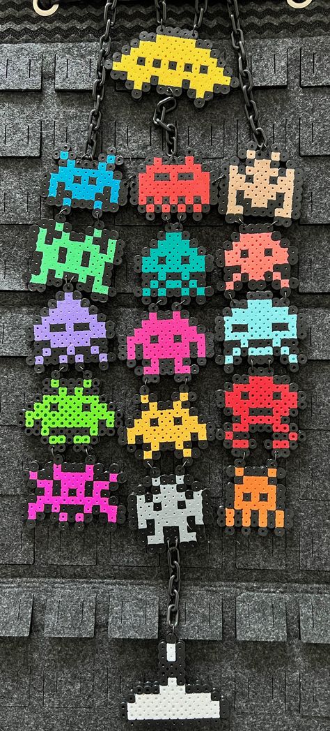 Space Invaders necklace from perler beads, plastic chain and metal rings. Dandys World Perler Beads, Metal Perler Beads, 80s Perler Bead Patterns, Space Invaders Pixel Art, Alien Perler Beads, Aesthetic Perler Beads, Hama Beads Aesthetic, Alien Perler, Alt Crafts