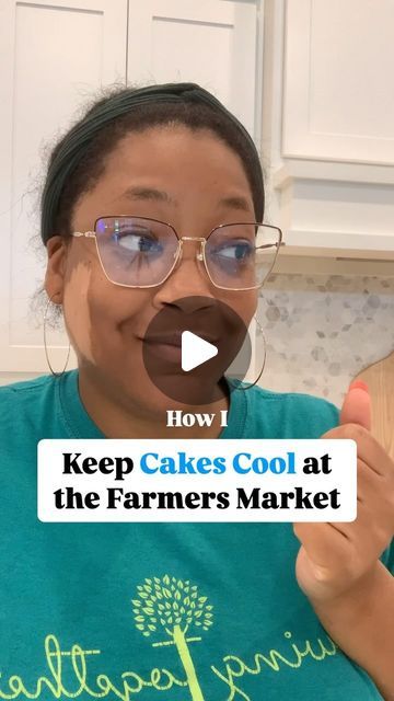 291 likes, 112 comments - thestationbakery on September 9, 2024: "Here’s my solution 👇🏽 The biggest fear most bakers have selling baked goods at farmers markets is how to keep your cakes from melting, especially if you live in a hot and humid environment like me! 🤠 I knew I needed a solution so my buttercream wouldn’t melt but also wanted a way to still display my products instead of hiding them in a cooler. 📌 Go ahead and save this post real quick so you can come back to it. Don’t get m Baked Goods Display Ideas Farmers' Market, Selling Baked Goods, Farmers Market Display, Bakery Display Case, Biggest Fear, Bakery Display, Ice Packs, Market Ideas, Market Displays