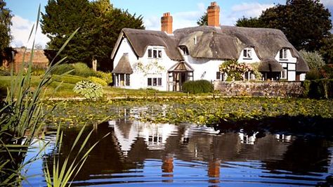 Escape To The Country, Irish Countryside, Thatched Cottage, House Hunters, Thatched Roof, British Countryside, Country Bedroom, English House, Bbc One