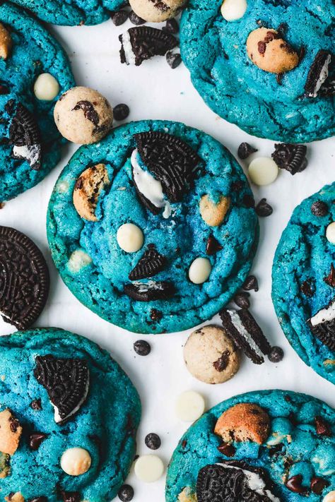 Enjoy our Soft & Chewy Cookie Monster Cookies – they're packed with Oreo-filled centers, bits of mini chocolate chip cookies, and a mix of white and dark chocolate chips. These vibrant blue cookies are a visual treat and a taste sensation, perfect for satisfying your cookie cravings. Interesting Cookies, Monster Cake Pops, Cookie Monster Cookies, Cookies Monster, Oreo Cookie Recipes, Oreo Cheesecake Cookies, Oreo Stuffed Chocolate Chip Cookies, Crispy Chocolate Chip Cookies, Cookies Stuffed