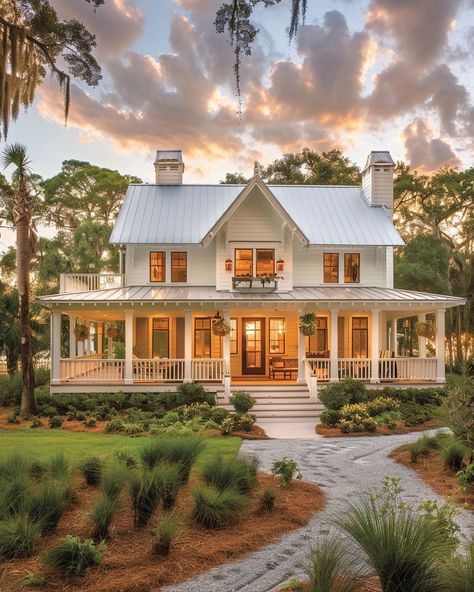 Tour this Carolina coastal farmhouse with warparound porch. The interior is gorgeous Bloxburg Styles, Estilo Farmhouse, White Modern Farmhouse, Southern Farmhouse, Large Farmhouse, Dream Farmhouse, Farmhouse Architecture, Barn Style House Plans, Dream Life House