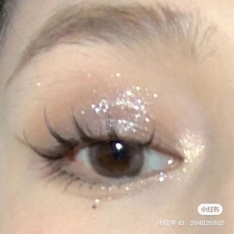 Glitter Makeup Korean, Douyin Glitter Makeup, Glitter Douyin Makeup, Makeup Looks Douyin, Simple Glitter Makeup, Cutesy Makeup, Makeup With Gems, Shiny Eye Makeup, Eye Makeup Glitter