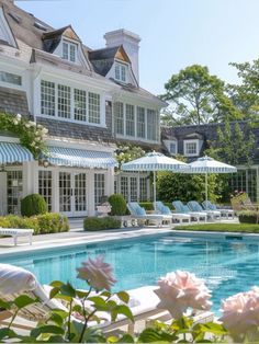 Beach House Exterior With Pool, Hamptons Swimming Pool, House In Hamptons, Light Blue Beach House Exterior, Light Blue House Aesthetic, Luxury Beach House Aesthetic, Hampton Homes Exterior, Blue And White House Exterior, Pool House Aesthetic