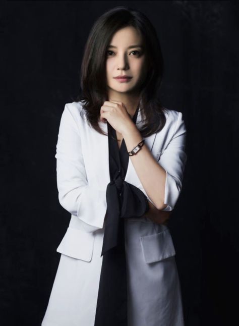 AGELESS SOUL - Vicki Zhao / 赵薇 (Zhao Wei) - VICKI ZHAO (ZHAO WEI) FOR JAEGER-LECOULTRE’S... Corporate Headshot Poses, Profesional Photography, Business Headshots Women, Zhao Wei, Foto Doctor, Id Photos, Business Portraits Woman, Professional Headshots Women, Business Portrait Photography