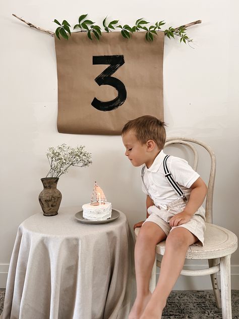 Simple 3rd Birthday Decorations, Birthday 2 Year Party, Toddler Boy Birthday Cake, Birthday Boy Decoration Ideas, 3 Yaş Doğum Günü Fikirleri, Neutral Birthday Decorations, Birthday Decoration Ideas For Kids, Toddler Birthday Photoshoot, Toddler Birthday Decorations