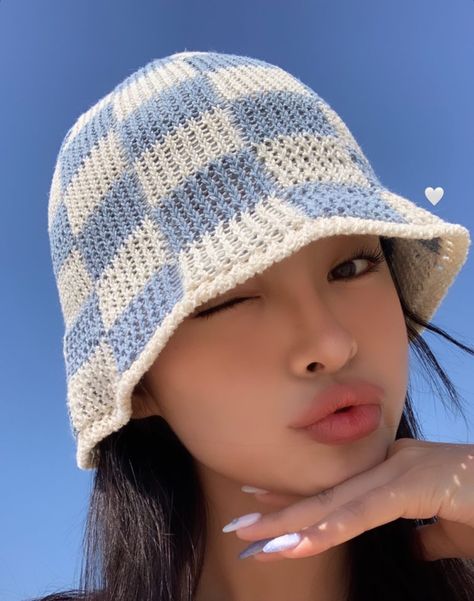 Korean Crochet Bucket Hat, Crochet Hats Bucket, Crochet Hat Bucket, How To Crochet A Bucket Hat, Crochet Bucket Hat Outfit, Knitting Bucket Hat, Bucket Crochet Hat, Crochet Korean, Cute Crochet Bucket Hat