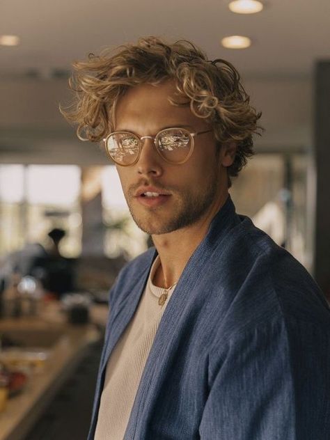 Curly haired man wearing hipster glasses Christopher Mason, Hair And Glasses, Stylish Mens Haircuts, Men's Curly Hairstyles, Hipster Glasses, Men Haircut Curly Hair, Wavy Hair Men, Blonde Haircuts, Blonde Curly Hair