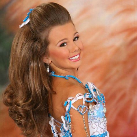 Makeup Glitz Pageant Hair, Pageant Aesthetic, Pagent Dresses, Pageant Makeup, Glitz Pageant, Toddlers And Tiaras, Pageant Hair, Pageant Crowns, Pretty Pregnant