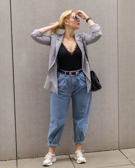 Business Casual Outfits For Women Plus Size Sneakers, Outfits With Loose Jeans, Plus Size Barrel Jeans Outfit, Mom Jeans Midsize, Outfit Inspo Chubby, Old Money Plus Size Outfits, Midsize Jeans Outfit, Casual Curvy Outfits, Curvy Fashion Outfits