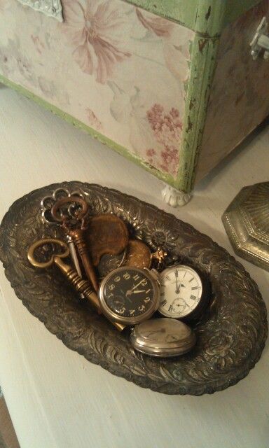 Displaying collections - skeleton keys and pocket watches on silver tray Antique Trays Decor, Vintage Decor Items, Vintage Booth Display, Antique Booth Displays, Antique Booth Ideas, Vintage Knick Knacks, Vintage Vignettes, Skeleton Keys, Casa Vintage