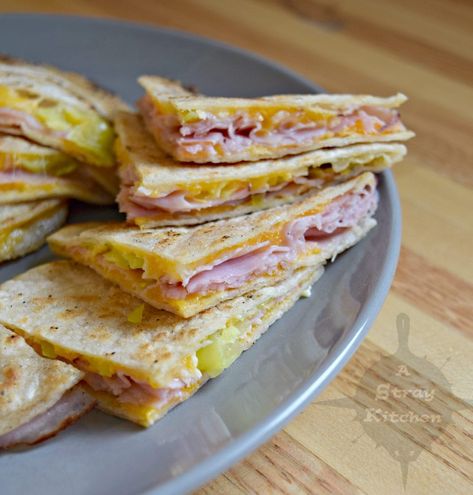 Ham Slices Recipes, Quesadilla Cheese, Spicy Ham, Cheese Quesadilla Recipe, Ham Wraps, Cheese Quesadillas, Grilled Ham And Cheese, Homemade Ham, Easy Ham