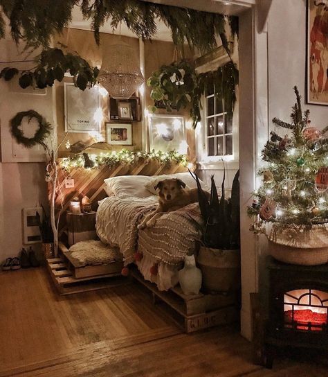 Hippie Be Like on Instagram: “Via @wanderlustdestiny Cozy bedroom vibes 😍🐶🎄 @brittanyshmyr . . . #bedroomdecor #bedroomstyle #greendecor #greenbedroom…” Bilik Tidur Minimalis, Bilik Tidur Kecil, Idea Bilik Tidur, Reka Bentuk Bilik Tidur, Hiasan Dalaman Rumah, Reka Bentuk Dalaman, Hiasan Bilik Tidur, Bead Curtain, Bilik Idaman