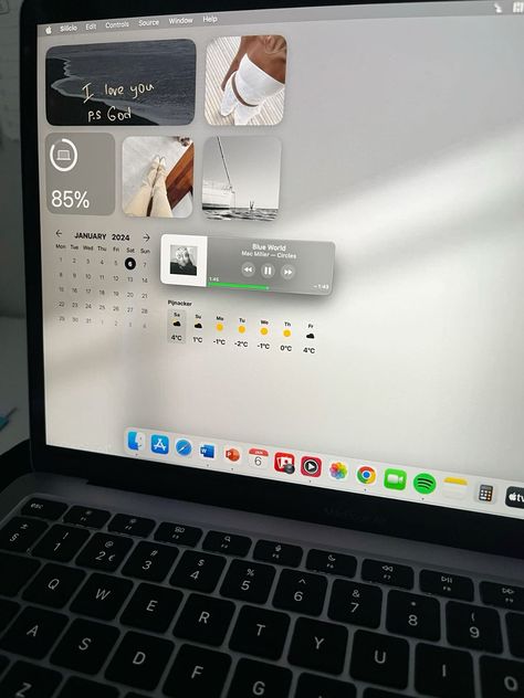 Macbook Editing Aesthetic, Spotify Widgets Aesthetic, Things To Do On Your Macbook, Laptop And Phone Aesthetic, Aesthetic Iphone Widget Ideas, Macbook Air Layout, Macbook School Wallpaper, Macbook Asethic, Laptop Inspo Homescreen