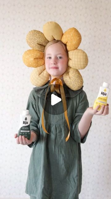 Merrilee Liddiard on Instagram: "Everything's coming up daisies! We had fun making this DIY flower costume using @ritdye to get all our colors just right. It was surprisingly easy and fun! We upcycled some of Milla's older clothing and dyed it Verdigris Green. We then dyed fabric pieces for the petals in Mustard Seed (both from Rit Dye's color formulas on their site). We stuffed the pieces and attached them to a ribbon making the perfect flower headdress. (You can find the flower template and DIY instructions for the petals in the @mermag_shop if you're interested). Now we're in the mood to make an entire garden of flower costumes! How fun would that be?! I see family costumes in the making... #ritdye #halloweenwithRit #mermaghalloween  • • • • • • • • • • • • • • • #halloween #halloweenco Diy Praying Mantis Costume, Daisy Flower Outfit, Halloween Flower Costume, Diy Flower Costume Women, Diy Flower Costume, Daisy Costume Flower, Flower Halloween Costume, Flower Costume Diy, Flower Costumes