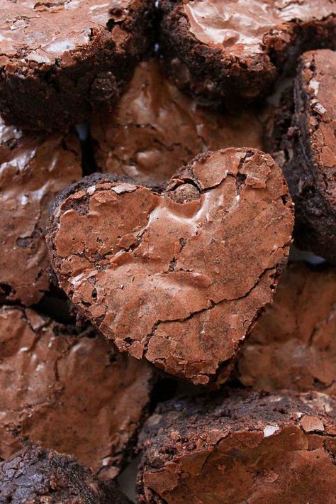 Heart Desserts Aesthetic, Brownies Heart Shaped, Heart Brownies Valentines Day, Heart Shaped Sweets, Brownie Cutout Cookies, Heart Shape Brownies, Heart Shaped Desserts, Heart Shape Food, Heart Shaped Brownies