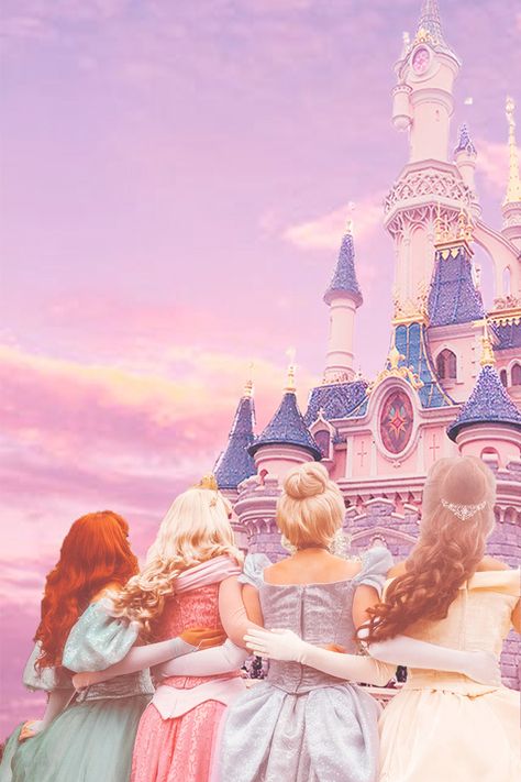 Disney Princesses looking up at the beautiful castle in Disneyland Paris. Aurora, Ariel, Cinderella and Belle in a beautiful pastel Disney aesthetic. Disney Princess heaven. #disney #disneyprincess #disneylandparis #disneycastle #pasteldisney #pastel Disneyland Princess Pictures, Disney World Fotos, Lindo Disney, Dunia Disney, Disneyland Characters, Lovely Pic, Foto Disney, Disney World Pictures, Disney Paris