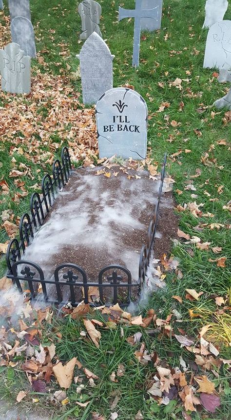 Grave Halloween Decorations, Graveyard Outdoor Decor, Graveyard Diy Decorations, Graveyard Scenes For Halloween, Halloween Yard Cemetery Ideas, Diy Cemetary Decorations, Grave Stones Ideas Halloween, Cemetery Decorations Halloween, Grave Yard Halloween Decorations