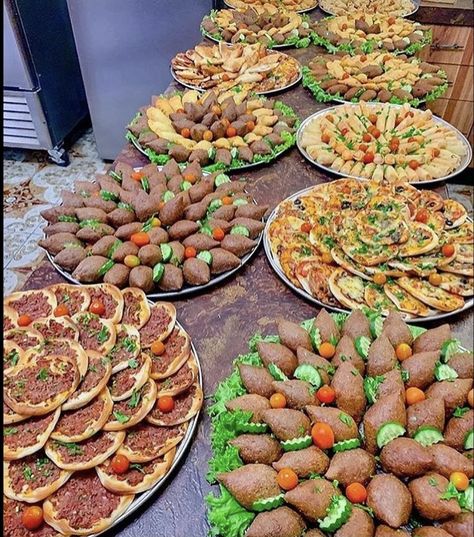 Arabic Food Platter, Arabic Food Party Ideas, Lebanese Buffet Ideas, Arabic Party Food, Lebanese Catering, Arabic Buffet, Jordanian Food, Breakfast Catering, Lebanese Cuisine