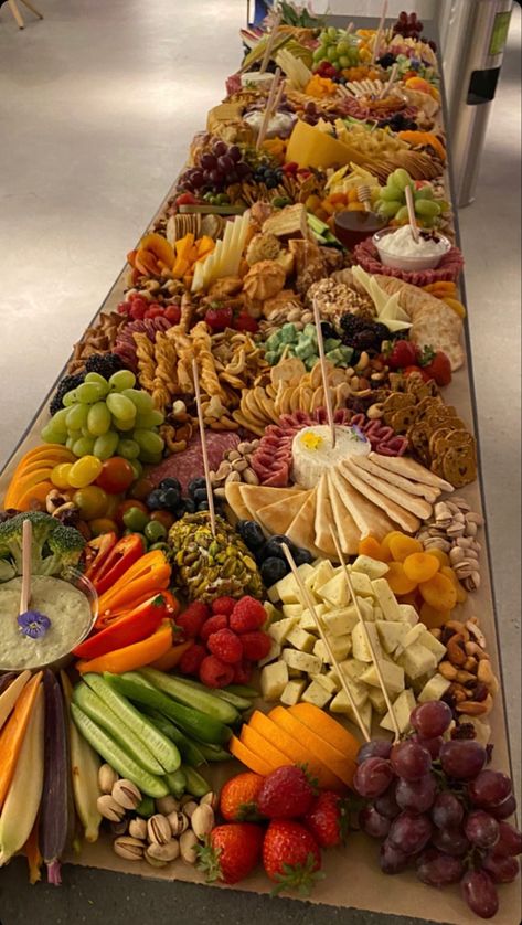 Charcuterie Board Wedding Appetizers, Pretzel Dessert Table, Graze Board Wedding, Charcuterie Board Ideas Wedding Reception, Charcuterie Board On Table, Charcuterie Board Wedding Cocktail Hour, Brown Paper Charcuterie Table, Large Charcuterie Board Display, Sandwich Display Ideas For Party